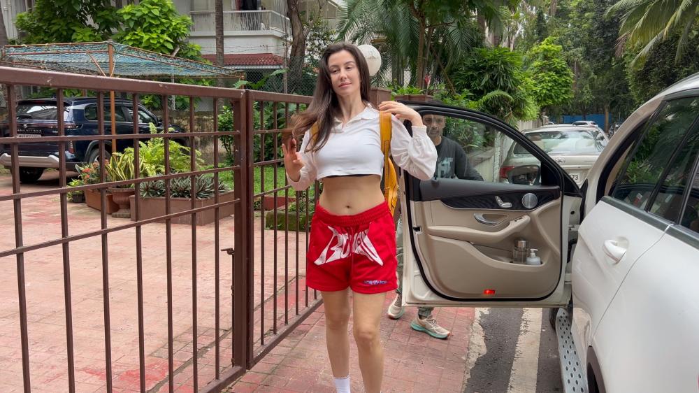 giorgia-andriani-was-spotted-in-bandra-looking-effortlessly-stylish-as-always